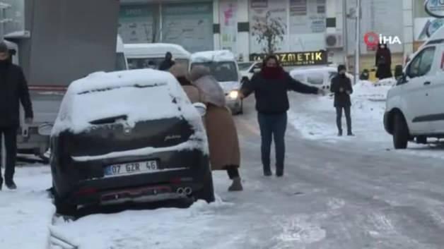 Esenyurt ta buz tutan yolda düşen vatandaşlar kamerada Video 7