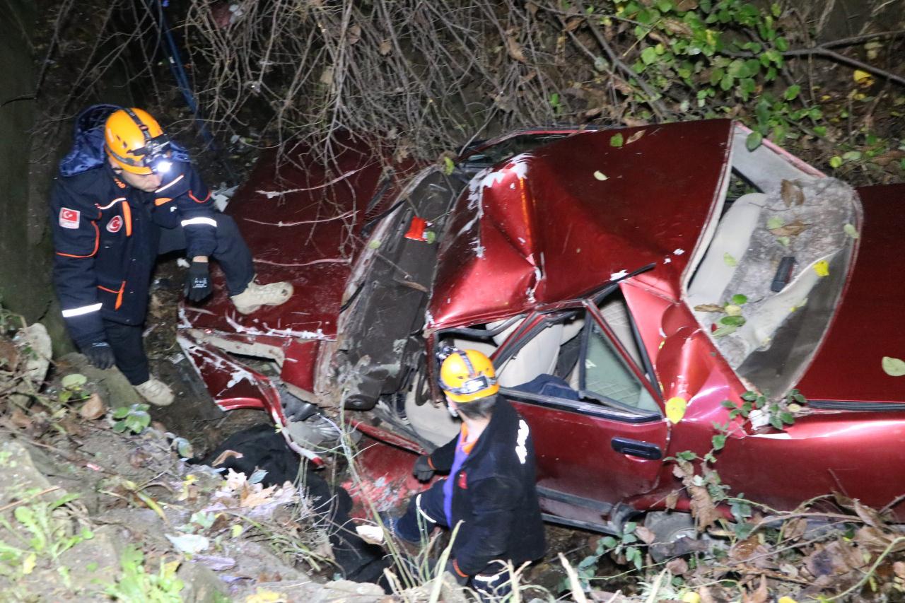 Zonguldak haberleri Zonguldakta otomobiliyle su kanalına uçan sürücü