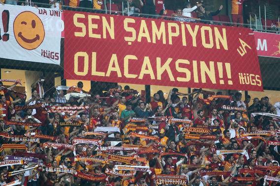 <p>Galatasaray, Spor Toto Süper Lig'in 32. haftasında Sivasspor'u 4-1 mağlup ederek şampiyonluğunu ilan etti. Galatasaray taraftarı maçtan sonra şampiyonluk coşkusunu Twitter'da doyasıya kutladı.</p>