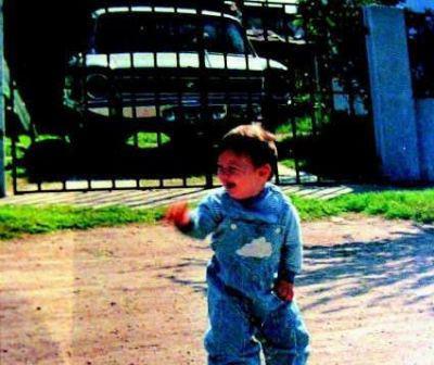 Messi 5 yaşında, babasının antrenörlüğünü yaptığı Grandoli futbol takımında futbola başladı. 1995'te Newell's Old Boys'a geçti.