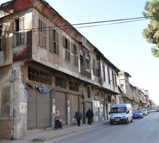 Eski Antakya Evleri'ni restore ettirerek turizme kazandıranların harcamalarının yaklaşık yüzde 30'unun Kültür ve Turizm Bakanlığı tarafından karşılandığını ifade eden Lekesiz, ''Tüm sivil toplum kuruluşlarından birer Antakya evini tarihi dokusunu bozmadan restore edip projeye katkı sağlamalarını bekliyoruz. Proje ve imar konusunda da gerekli kolaylığı göstereceğiz'' dedi. Adalet Bakanı ve Hatay Milletvekili Sadullah Ergin'in tarihin yaşatılması ve ayağa kaldırılmasında önemli çabasının bulunduğunu belirten Lekesiz, şunları kaydetti: ''Bakan Ergin ve iş adamlarıyla İspanya'da fuara katıldık. Turistik Toledo Kenti'ni ziyarete gittik. 70 bin nüfuslu ve dağın tepesine kurulu Toledo'da eski tarihi evleri 27 yılda restore ederek turizme kazandırmışlar. Geceliğini de 100-150 Euro'ya kiralıyorlardı. Kaldı ki bizim evlerin mimari yapısı, dar sokakları, avluları, içinin serin olması, ayrıca cami, havra, kiliselerin de sırt sırta bulunması turistlere daha cazip gelecek. Havaalanımıza Avrupa'dan direkt uçuşların başlaması, Suriye, Lübnan, Libya ve Ürdün gibi ülkelerle vizenin karşılıklı kalkması da bu gibi tarihi evlere olan ilgiyi artıracağına inanıyorum. Genelde turistler çok katlı oteller yerine bu gibi mekanlarda kalmayı tercih ediyorlar.'' 