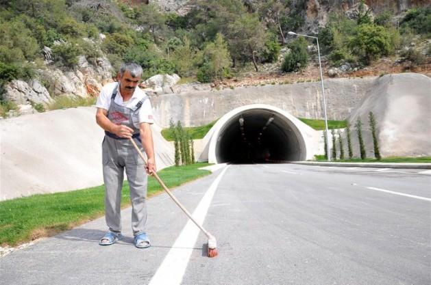 Tünellerin toplam 100 milyon TL'ye mal olduğunu ifade eden Proje Müdürü Barış Gazioğlu, normalde 1,5 yıl sürmesi gereken elektronik ve elektromekanik çalışmaları, risk de alarak yedi ay gibi rekor bir sürede tamamladıklarını dile getirdi. Tünellerin kontrol ve güvenliği için, ''Tünel kontrol sistemi'' kurulduğunu belirten Gazioğlu, tünellerin bulunduğu 10 kilometrelik güzergahın toplam 100 kamerayla 24 saat izleneceğini bildirdi. 