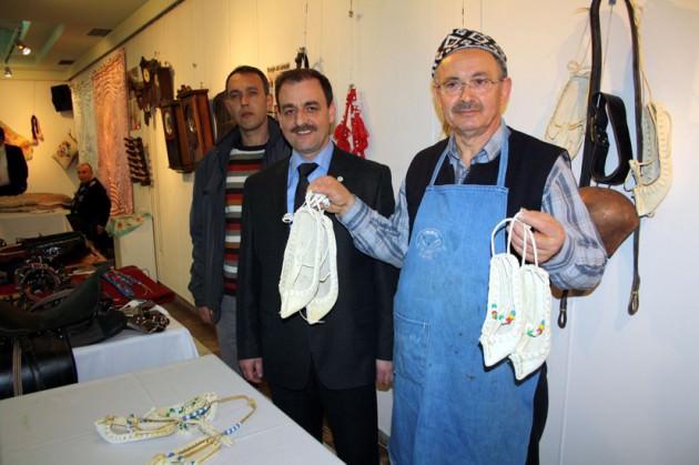 Bursa Muhtelif Esnaf ve Sanatkarlar Odası (MESO), Büyükşehir Belediyesi öncülüğünde yürütülen 'Etkin Şehir Bursa' projesi kapsamında, Ressam Şefik Bursalı Sergi Salonu’nda 'Unutulmaya Yüz Tutmuş Mesleklerimiz ve El Sanatlarımız' konulu sergi açtı
