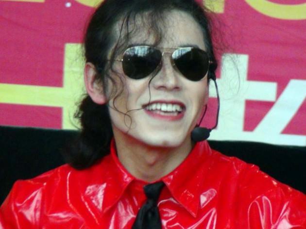 D&uuml;n sona eren &Ccedil;in&rsquo;in geleneksel Bahar Bayramı yada &Ccedil;in yeni yılı kutlamaları &ccedil;er&ccedil;evesinde Chengdu şehrindeki bir parkta, Jackson &ouml;ylesine taklit edildi ki, g&ouml;renler "efsane geri d&ouml;nd&uuml;" dedi.