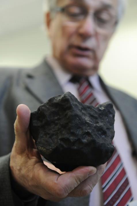 Rusya’nın Federal Ural Üniversitesi bilim adamları Çelyabinsk kentinde yaptıkları araştırmalarda en büyük meteor parçasına ulaştı. 