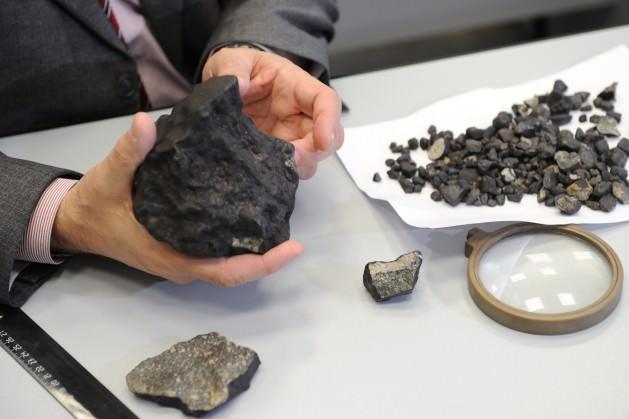 Rusya'nın Çelyabinsk kentinde 15 Şubat'ta düşen meteor parçaları 1500 civarında vatandaşın yaralanmasına ve binlerce binanın camlarının da kırılmasına neden olmuştu.