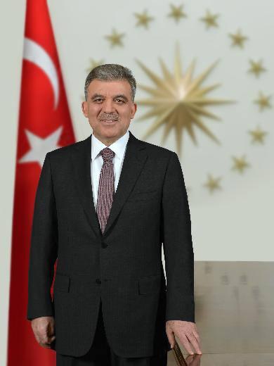 <p>Cumhurbaşkanlığının internet sitesinde "Cumhurbaşkanının Alb&uuml;m&uuml;nden" b&ouml;l&uuml;m&uuml;nde yer verilen fotoğrafta G&uuml;l, smokin giymiş vaziyette, &ccedil;alışma masasının yanında g&ouml;r&uuml;l&uuml;yor.</p>