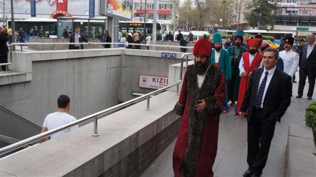 Ankara'da Türk Polis Teşkilatı'nın 168. kuruluş yıldönümü nedeniyle düzenlenen etkinlikte Osmanlı kıyafeti giyen polisler, Kızılay'da trafik uygulaması yaptı. Tarihi kıyafetli polisleri gören sürücüler ise olayı kamera şakası zannederek durmakta kararsız kaldı.