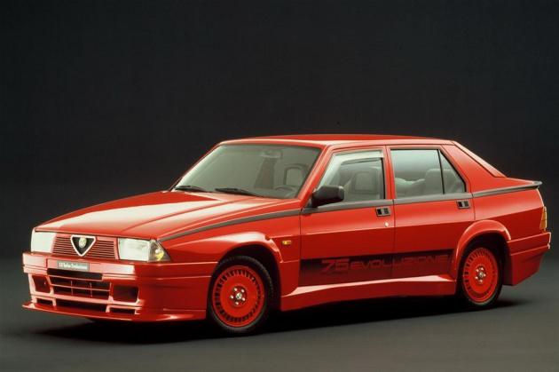 Alfa Romeo 75 1.8i Turbo Evoluzione 1985 yılında şirketin 75. yılını kutlayan 75 modelinin spor versiyonu.
