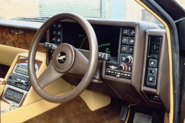 Aston Martin Lagonda 1976 yılından 1989 yılında kadar 645 adet üretilen otomobilde LED kadran zamanının ötesindeydi ancak elektrik arızaları nedeniyle sorunluydu.