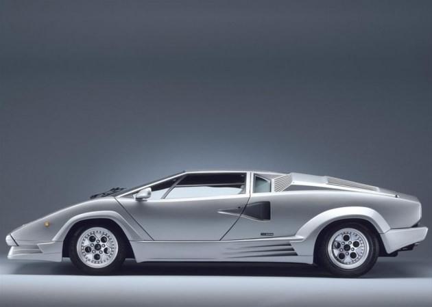 Lamborghini Countach Resimdeki model şirketin 25. yılını kutlayan ve sadece 658 adet üretilen versiyonu. Aracın 5.2 litre hacmindeki V12 motoru 455 beygir gücündeydi ve 295 km/s azami hızı mümkün kılıyordu.
