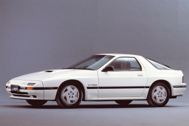 Mazda RX-7 Sıradışı iki silindirli Wankel tipi motora sahip modelin tasarımı Porsche 924 ve 944 modellerinin kopyası gibiydi.