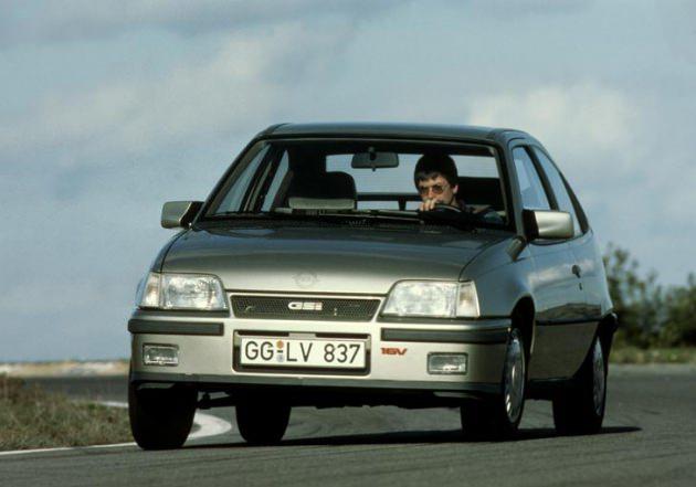 Opel Kadett GSI 2 litrelik 150 beygirlik motoru spor sürüş için yeterinden fazlasını sunuyordu. Aracın dijital kadranı 80lerin imzası gibiydi.