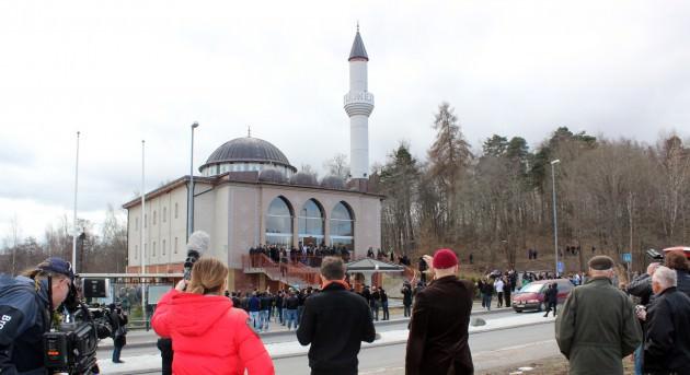 İsveç'in başkenti Stockholm'deki Fittja Ulu Cami minarelerinden cuma günleri ezan okunması için yapılan başvuruya Botkyrka Belediye Meclisi'nden olumlu karar çıkmaş; emniyet güçleri de yaptıkları teknik incelemeleri tamamlayarak, camiden hoparlörle ezan okunmasına onay vermişti.