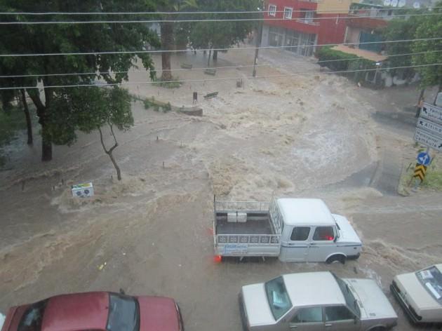 <p>İzmir’de dün meydana gelen sel faleketinin bugüne yansıyan görüntüleri, yaşanan dehşeti gözler önüne serdi. Tsunamiyi aratmayan sel sularının bir vatandaşı sürüklemesi, afetin büyüklüğünü gösterdi.</p>