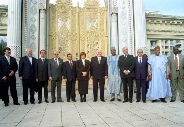 İslam liderlerini İstanbul'a topladı: RP’nin İslam dünyasıyla yakınlaşma politikasının parçası olarak hükümet, G-7 örneğini izleyerek başlıca Müslüman ülkelerle D-8 kısaltmalı ekonomik işbirliği örgütünün kurulmasına öncülük etti (22 Ekim 1996). D-8’in ilk zirvesi 4 Ocak 1997’de İstanbul’da toplandı. Tabii Başbakan Erbakan bir yandan da ihtiyatı elden bırakmamaya çalışarak, bakanlarından Fehim Adak’ı Washington’a gönderdi (24 Aralık 1996).