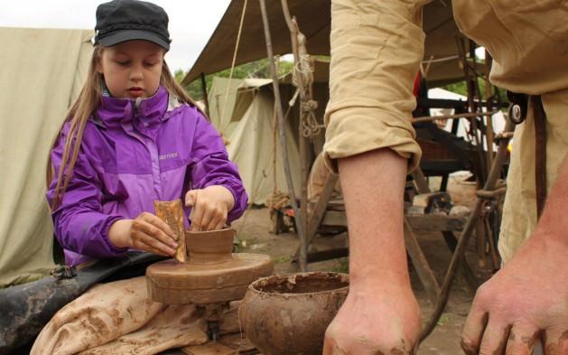 Rusya'nın St. Petersburg şehrinde d&uuml;zenlenen Viking festivali &ccedil;oşkulu ge&ccedil;ti. Viking savaş&ccedil;ıları festivalde g&ouml;steri yaptı; d&ouml;nemi yansıtan Pazar yeri a&ccedil;ıldı.