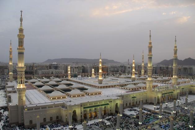 Medine'de Asr-ı Saadetten günümüze kadar iftar sofraları kurma yarışı devam ediyor. Sofra kuran Medineliler ise, "bu bizim değil Peygamber sofrasıdır” diyor.