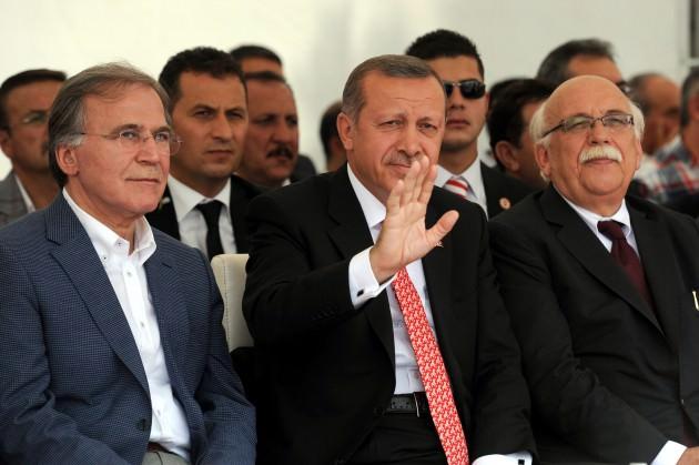 <p>T&ouml;rende Başbakan Erdoğan'ın elindeki bir not dikkat &ccedil;ekti.&nbsp;</p>