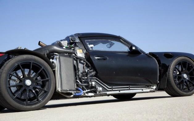 Porsche, 918 Spyder’ın 770 bg’yi aşkın güç üreten bir yarış makinesi dinamikleri sunarken, 100 kilometrede 3 litre civarı yakıt tüketebildiğini söyledi.