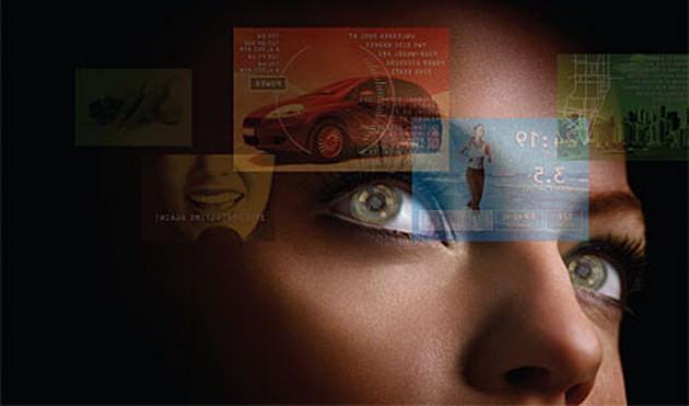 Google’ın süper gözlükleri olarak tanımlanan Project Glass, sahip olduğu üstün özelliklerle “artırılmış gerçeklik” teknolojisini dünyaya tanıtan ürün olarak da gösterilebilir. Ancak artırılmış gerçeklik son birkaç yılda ortaya çıkan bir teknoloji olmadığı gibi, dijital ürünlerden mobil uygulamalara ve kontakt lenslere kadar birçok alanda karşımıza çıkabiliyor. Peki tam olarak nedir artırılmış gerçeklik? 