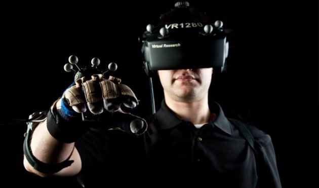 Artırılmış gerçeklik, görsel gerçeklikten (VR) farklı bir kavram. Görsel gerçeklik, gerçek dünyanın simülasyonla değiştirilmesi anlamına geliyor. AR ise gerçekliğin algılanmasını eklediği özelliklerle modifiye ediyor. 