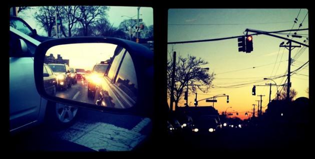 1990’larda cep telefonlarının gelişmesiyle yavaş yavaş öğrenmeye başladığımız AR, aslında her gün gerçekleştirdiğimiz bir eylem de denilebilir. Akıllı telefonunuzla bulunduğunuz ortamın fotoğrafını çekmeniz ve bu fotoğrafa kablosuz olarak elde ettiğiniz bilgiler ekleyerek çeşitli sosyal medya ağlarında paylaşmanız, aslında internete “çoğaltılmış bir gerçeklik” eklemeniz demek. 