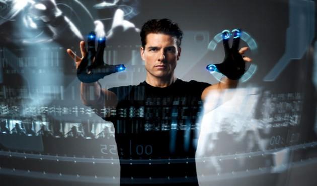 Kısaca, cebimizdeki, elimizdeki ve gözümüzdeki ekranlarda gerçeklik sadece bir görüntü olmanın ötesine çıkacak ve bir gün ev ve ofislerimizdeki camlar, aynalar, belki de duvarlar birer AR panosuna dönüşecek.  AR’nin etkileyici örneklerinden birkaçına bakmadan önce, bu teknolojinin mantığı ve altyapısını anlamak için kısaca tarihçesine bakalım: 