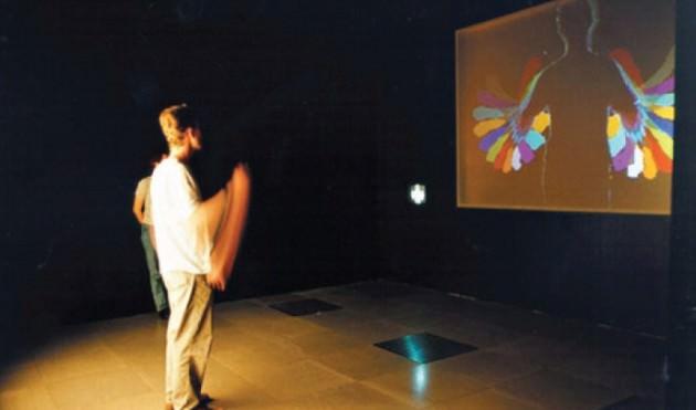 1975: ABD’li bilgisayar mühendisi Myron Krueger, kullanıcıların görsel nesnelerle ilk kez etkileşime geçebilmesini sağlayan Videoplace ‘yapay gerçeklik laboratuvarını’ üretti. Kişilerin dijital eldiven veya HMD takmadan girdiği laboratuvarda, projektörler, video kameralar, özel donanımlar ve ekrana yansıtılan siluetler, bu ortama giren kişinin interaktif bir ortama ertegre olmasını sağlıyordu. Krueger, günümüzde hem görsel hem de artırılmış gerçekliğin öncülerinden kabul edilir. 