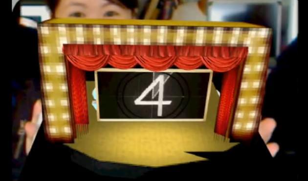 1994: Sanatçı Julie Martin, Avustralya Sanat Konseyi’nin verdiği destekle ilk AR Tiyatrosu’nu yönetti. Dansçı ve akrobatlar, insan büyüklüğündeki görsel nesneleri, kendi bulundukları fiziksel alan ve sahneye görüntü olarak yansıtarak performans sergiledi. Oyunun gerçekleştirilmesinde Silicon Graphics bilgisayarlarları ve Polhemus algı sistemi kullanıldı.