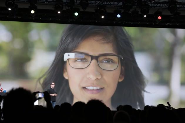 2012: Google, özel projeler geliştirdiği X Laboratuvar’ında ek donanımlardan bağımsız ilk AR gözlüğü, Project Glass’ı üretti.  Şimdi artırılmış gerçekliğin en modern örneklerinden bazılarına bakalım: 