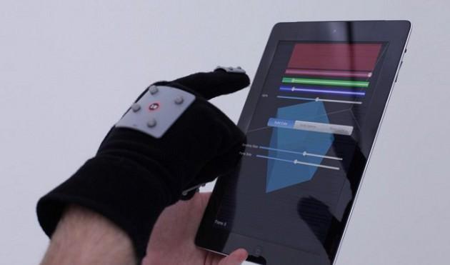 iPad’inizi, tablet bilgisayarın ekranına dokunmaya gerek kalmadan kullanmak ister miydiniz? Bu artık T(ether) adı verilen AR eldivenleriyle mümkün. T(ether), giyen kişiye basit el hareketleri yaparak tablet üzerinde görsel fonksiyonlar gerçekleştirebilmesine imkan veriyor. T(ether) kullanarak, tablet üzerindeki ikonları ve seçip bırakabiliyor, istediğiniz şekilde yönlendirebiliyor veya farklı bir işleme geçebiliyorsunuz. T(ether) aynı zamanda, birden fazla kullanıcıya aynı ortamda işlem yapma şansı veriyor. Vicon kamera sistemi kullanarak, tabletin konumu ve hareketleri ile kullanıcıların başları ve elleri, gerçek zamanda 3D olarak takip ediliyor. 