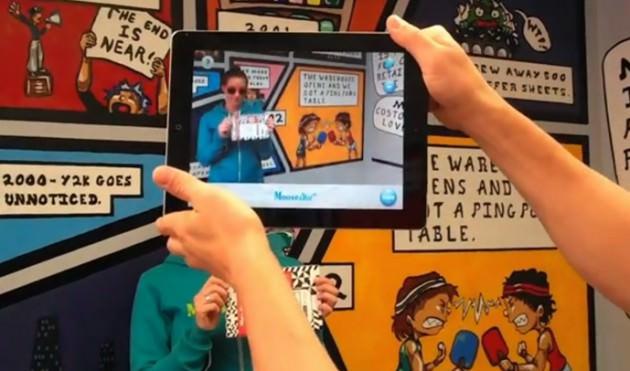 Moosejaw online perakende şirketi, son bir yıl içinde AR alanındaki en etkileyici ve aynı zamanda eğlenceli iki uygulamayı çıkardı. Bunlardan en sonuncusu, Sweaty & Wet. Apple’ın iOS ve Google’ın Android tabanlı mobil cihazlarına uyumlu olan uygulamanın kullanılabilir olması için iki kişi gerekiyor. Bir kişi, Moseejaw yaz kataloğunu eline alarak, tablet bilgisayarın karşısına geçiyor (ekran büyüklüğü açısından uygulamayı tabletle kullanmak en mantıklısı). 