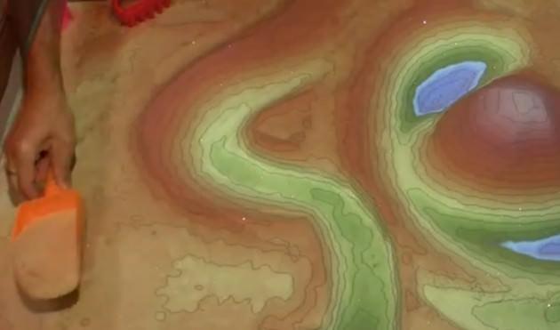 ABD’nin California Üniversitesi’ndeki araştırmacılar, geliştirdikleri AR kum havuzuyla bu teknolojinin ne kadar renkli ve eğlenceli olabileceğine dair bir örnek daha verdi. Araştırmacılar, kum havuzu üzerinde gerçek zamanlı, görsel, renkli bir topografik harita oluşturmayı başardı. 