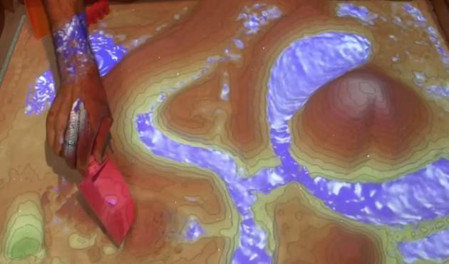 Intel Core i7 CPU ve Geforce 580 kullanan bir PC ile gerçekleştirilen deneyin, gerçek zamanlı da yapılabileceği belirtiliyor. Yani, kum havuzuna su aktararak oluşturduğunuz nehirlerin dolmasını izleyebilirsiniz. Araştırmacılar, kum havuzu ve benzer sistemleri geliştirerek müzelerde çok daha üstün görsele sahip eğitimsel araçlar oluşturmayı hedefliyor. 