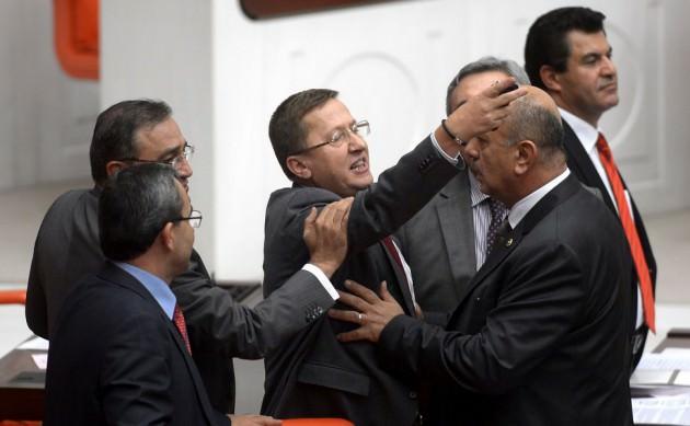 MHP'li T&uuml;rkkan'ın s&ouml;zleriyle fitili ateşlenen tartışmada galiz k&uuml;f&uuml;rler havada u&ccedil;uştu.