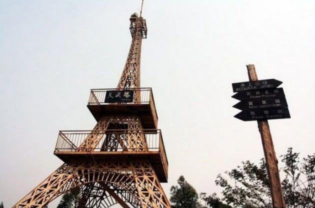 &Ccedil;in'in caddelerinde gezerken başka &uuml;lkelerde g&ouml;rebileceğiniz binaların kopyalarını, anlam veremeyeceğiniz tuhaf yapıları g&ouml;r&uuml;p şaşırmanız gayet m&uuml;mk&uuml;n. Eyfel Kulesi'ne benzeyen bu yapı Fujian'daki Lin Yi Park'ta bulunuyor.