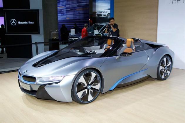 Dünyanın en büyük spor ve performans otomobili pazarlarından biri olan California'da düzenlenen Los Angeles Otomobil Fuarı'nda üreticiler en yeni modellerini sergiliyor. BMW i8 Spyder Konsepti. Elektrikli spor otomobilin üretim modelinin yollarda görülmesi, en erken 2015 yılında gerçekleşecek