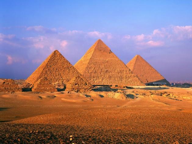 Hem 1641'te İngiliz kahin "Shipton Ana"nın kehanetlerinden, hem de Mısır'daki Giza Piramidi'nin gizemlerinden etkilenen astronom Charles Piazzi Smyth, farklı bir kıyamet tarihi ortaya attı. Piramidin sadece Mısırlılar tarafından değil, aynı zamanda Nuh Peygamber tarafından inşa edildiğini ileri süren ve piramidin dört bir yanında dünyanın sonunu gösteren izler bulduğunu belirten Smyth'e binlerce insan inandı. 5 Ocak 1881'de New York Times, hem Smyth hem de ona inananlarla dalga geçen bir makale yayımladı: "Piramidin ortasındaki galeride tam 1881 çentik var. Bu da son senemize girdiğimizi gösteriyor." 
