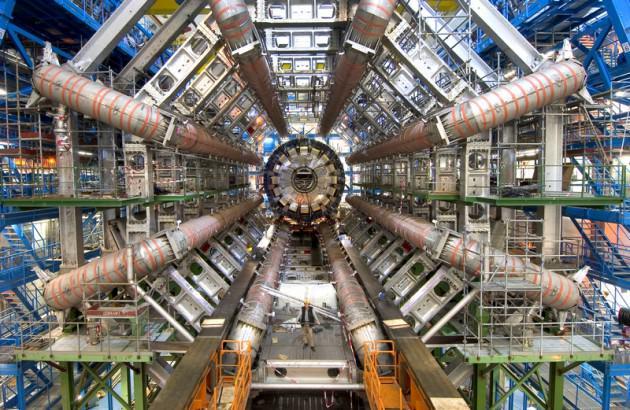 İsviçre'nin Cenevre kentinde bulunan Avrupa Nükleer Araştırma Merkezi'ndeki (CERN) Büyük Hadron Çarpıştırıcısı da kıyamet senaryolarından nasibini aldı. İsviçre-Fransa sınırında yerin 100 metre altında kurulan Büyük Hadron Çarpıştırıcısı'nın protonları ışık hızına çok yakın bir hıza ulaştırarak çarpıştıracağını öğrenen bazı kesimler, bu tür çarpışmaların mikro kara delikler oluşturarak dünyanın sonunu getireceğini ileri sürdü. Kuantum fizikçilerinin "asla asla deme" eğilimleri, kıyamet söylentilerinin daha da hız kazanmasına neden oldu. Her şeye karşın Büyük Hadron Çarpıştırıcısı, 10 Eylül'de 2008'de çalıştırıldı. Kıyamet kopmadı, ancak çarpıştırıcı 9 gün sonra teknik bir arıza nedeniyle kapatıldı. İnsanlar, 20 Kasım 2009 ve 30 Mart 2010'daki deneylerden sonra çarpıştırıcının dünyanın sonunu getirmeyeceğine ikna oldu. 