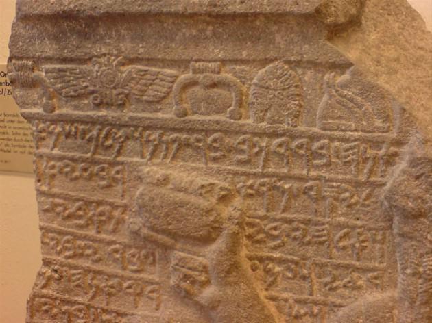 Maya takvimine göre yeryüzünün 21 Aralık'ta yok olacağını öne süren ve tüm dünyayı diken üstünde tutan iddialar, tarihteki ne ilk ne de son kıyamet senaryosu. Tarihi belgeler, kıyamet senaryolarının neredeyse insanlık tarihi kadar eski olduğunu, insanoğlunun Dünya'nın yok olmasından her zaman büyük bir dehşet duyduğunu gösteriyor. Bilinen ilk kıyamet senaryosu, M.Ö. 2800 yılına ait bir Asur tabletinde yer alıyor. Kil tablet, gerçekleşmemiş kıyamet senaryosunu şöyle anlatıyor: "Dünyamız, son günlerde yozlaştı. Dünyanın hızla sonuna yaklaştığını gösteren işaretler var. Rüşvet ve yolsuzluk, aldı yürüdü. Çocuklar, artık ana babalarına itaat etmiyor. Tüm bunlar, Dünya'nın sonunun geldiğini gösteriyor. Ancak tablette yazanların aksine sonu gelen Dünya değil, Asur İmparatorluğu oldu. Yakın Doğu'da büyük bir imparatorluk kuran Asurlular, M.S. 612'de Babil ordusu tarafından tarihin karanlık sayfalarına gömüldü. 
