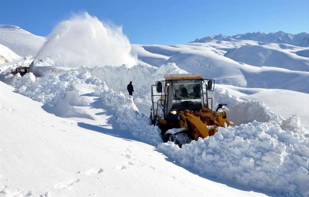 Hakkari&rsquo;de &ccedil;ığ d&uuml;şen karayolunu trafiğe a&ccedil;mak i&ccedil;in ekipler seferber oldu.