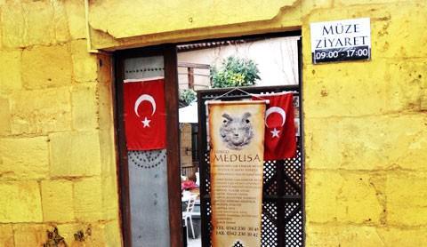 Gaziantep'teki ''Medusa Cam Eserler Müzesi''nde yaklaşık 9 bin yıllık dönemi kapsayan eserler sergileniyor.