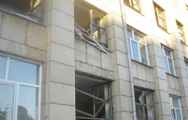 Ural Dağları bölgesindeki idari bölgenin valisi, meteor düşmesinin ardından yaptığı açıklamada, birçok yaralı olduğuna dair haber aldıklarını, binalarda da hasar oluştuğunu belirtti.