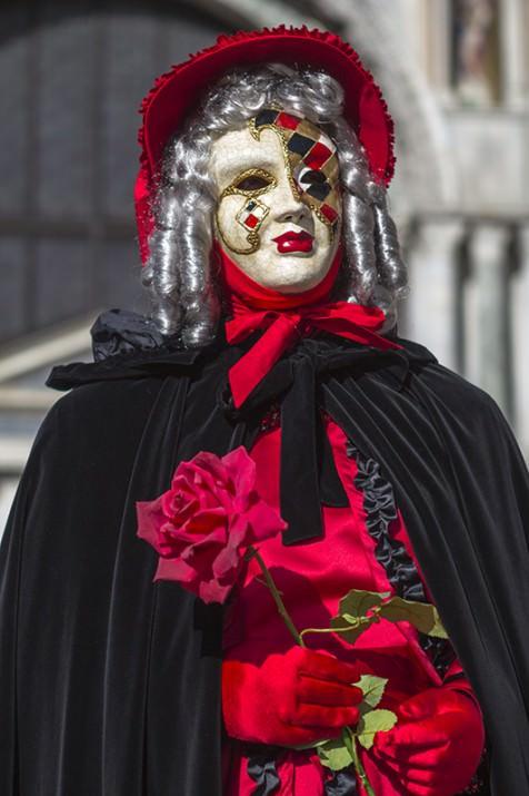 Karnavalın 2013 yılı i&ccedil;in belirlenen teması &ldquo;Yaşasın Renkler&rdquo; oldu ve karnavala yine birbirinden renkli kost&uuml;mler ve maskeler damgasını vurdu.