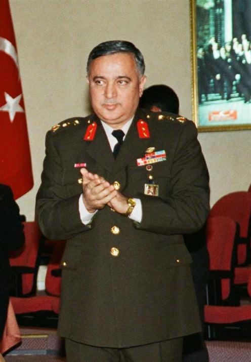 Emekli Tümgeneral Erol Özkasnak, dönemin Genelkurmay Genel Sekreteriydi. 2000 yılında kadro yetersizliğinden emekli olana dek 28 Şubat konuşmalarında sürekli adı geçti. Özkasnak, "Post-modern darbe olmasaydı, 1999 seçimlerinde bu netice alınamazdı" sözleriyle de gündeme gelmişti.  Özkasnak ayrıca, "28 Şubat bir kriz yönetimidir. Kriz yönetiminin amacı; savaş veya bir çatışmaya girmeden isteklerinizi karşı tarafa kabul ettirmektir. Bu amaç hasıl oldu, yani kriz yönetimi başarı ile idare edildi" demişti.  Özkasnak, 16 Nisan 2012’de tutuklandı.