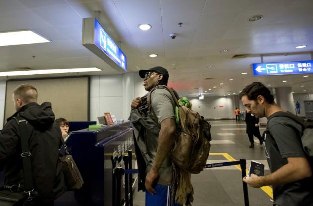 NBA’in efsane oyuncularından Dennis Rodman, dünyanın en izole ülkesi kabul edilen Kuzey Kore’ye ziyaret düzenledi. Düzenlediği nükleer ve roket denemesiyle ABD’ye meydan okuyan, internette yaptığı propaganda ile Washington’a gözdağı veren Kuzey Kore lideri Kim Jong-un ile Dennis Rodman’ı yan yana gösteren fotoğraflar, ABD basınında geniş yer buldu.