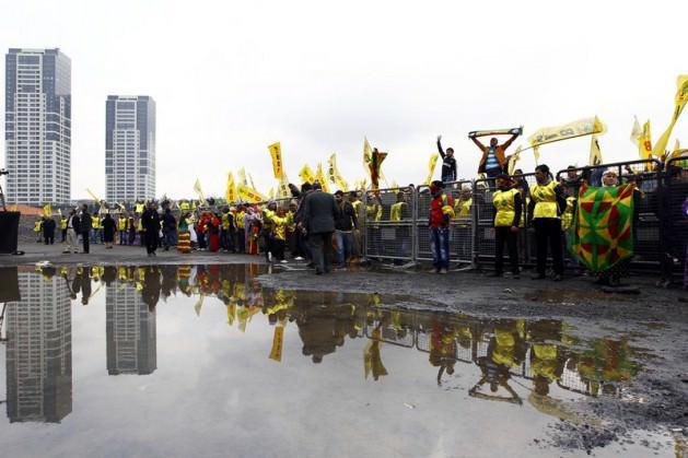BDP, Zeytinburnu Kazlıçeşme'de Nevruz etkinliği düzenlendi.  Polisin geniş güvenlik önlemi aldığı etkinlikte BDP'liler, sabahın erken saatlerinden itibaren Kazlıçeşme Meydanı'na geldi.