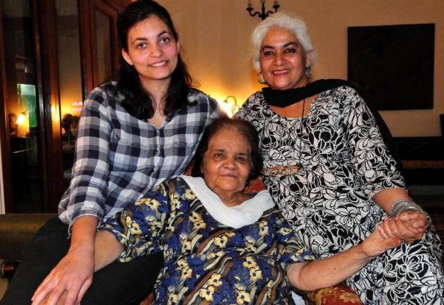 Pakistan'ın kurulmasına &ouml;nc&uuml;l&uuml;k eden ve &uuml;lkenin bağımsızlığının kazanmasında &ouml;nemli m&uuml;cadeleleri bulunan Muhammed Ali Jahar'ın Kara&ccedil;i kentinde yaşayan torunu Aziz Fatıma Sıddık'ta, Filistin, Balkanlar ve &Ccedil;anakkale cephesinden &ccedil;ekilmiş fotoğraflar, d&ouml;nemin asker ve paşalarına ait kartpostallar ile dedesi ve babasından aktarılan onlarca hatıra bulunuyor. Hint M&uuml;sl&uuml;manları tarafından Osmanlı devletine ve halifeye siyasi ve maddi destek i&ccedil;in kurulan Hilafet Hareketi'nin &ouml;nc&uuml;lerinden Jahar'ın torunu Fatıma Sıddık, &ccedil;ocuklarıyla Kara&ccedil;i kentinde yaşamını s&uuml;rd&uuml;r&uuml;yor.