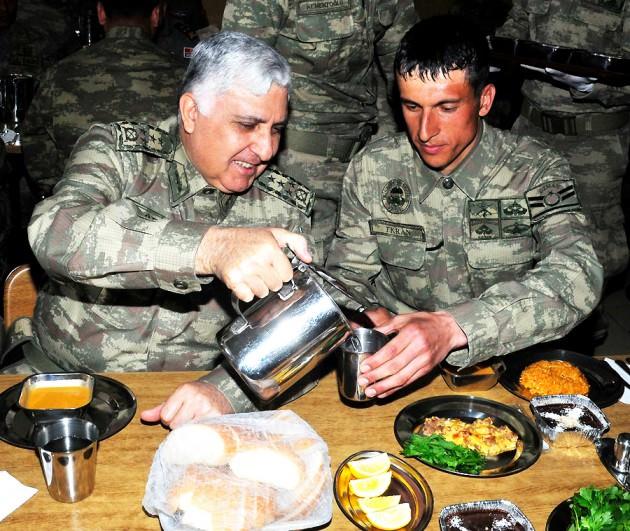 3. Komando Taburu Yemekhanesi'nde er ve erbaşlarla ''mercimek &ccedil;orbası, elbasan tava, bulgur pilavı, puding ve limonata''dan oluşan karavanadan yiyen &Ouml;zel, masasına oturduğu askerlerin bardaklarına s&uuml;rahiden su doldurarak, onlarla sohbet etti.